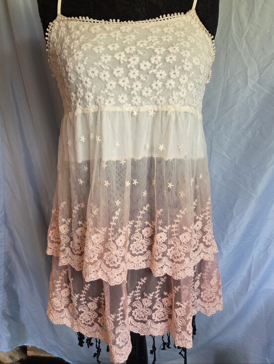 POL Tops - POL Cream-to-Pink Lace Tiered Camisole